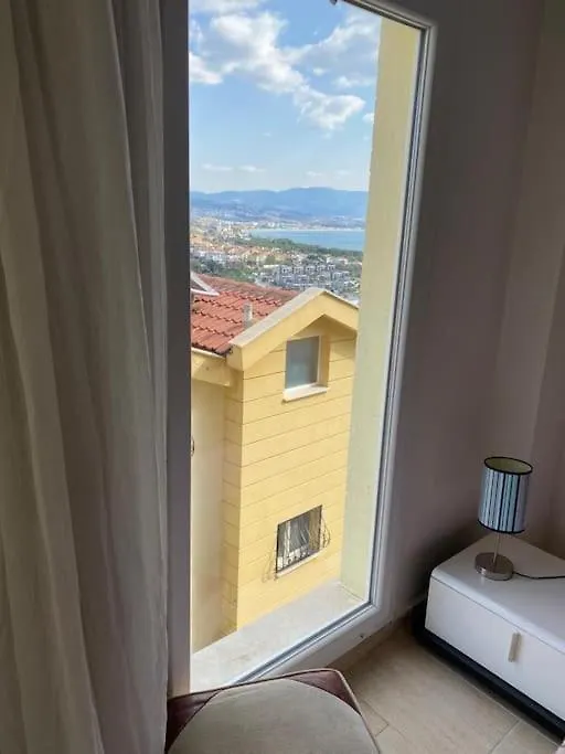 Deniz Manzarali, Havuzlu Ve Bahceli Triplex Villa 쿠사다시