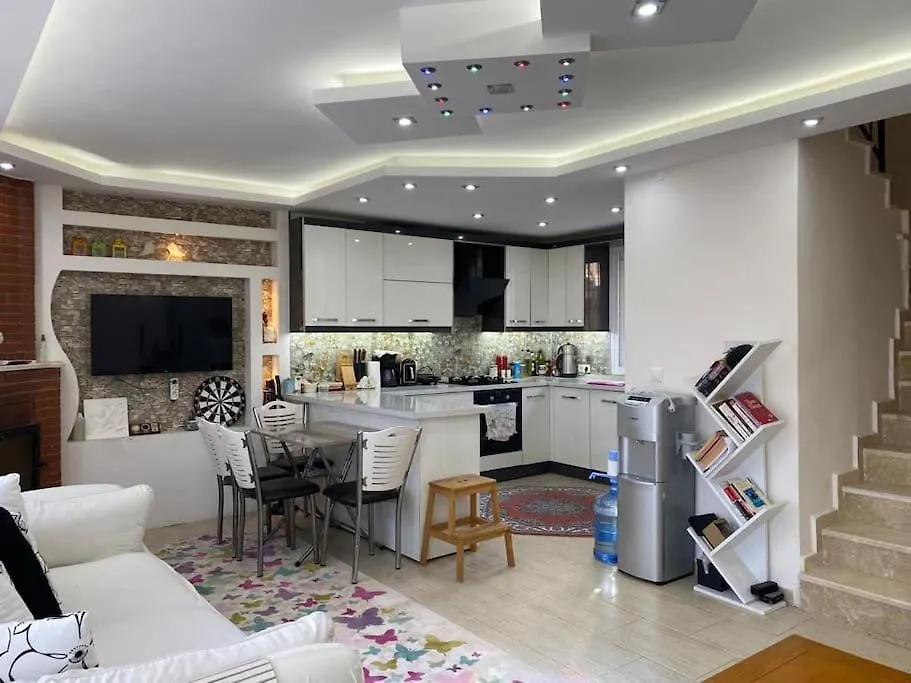 Deniz Manzarali, Havuzlu Ve Bahceli Triplex Villa 쿠사다시