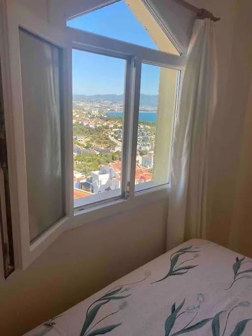 Deniz Manzarali, Havuzlu Ve Bahceli Triplex Villa Kuşadası